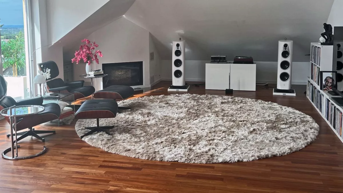 Akustik Teppich auf Parkett in Wohnzimmer