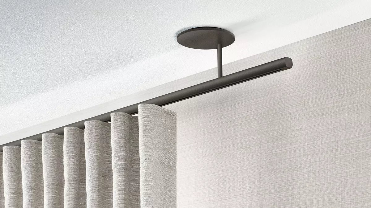 Interstil Gardinenstange Zenit in der Farbe Anthrazit an der Decke montiert mit einem naturfarbenen Vorhang