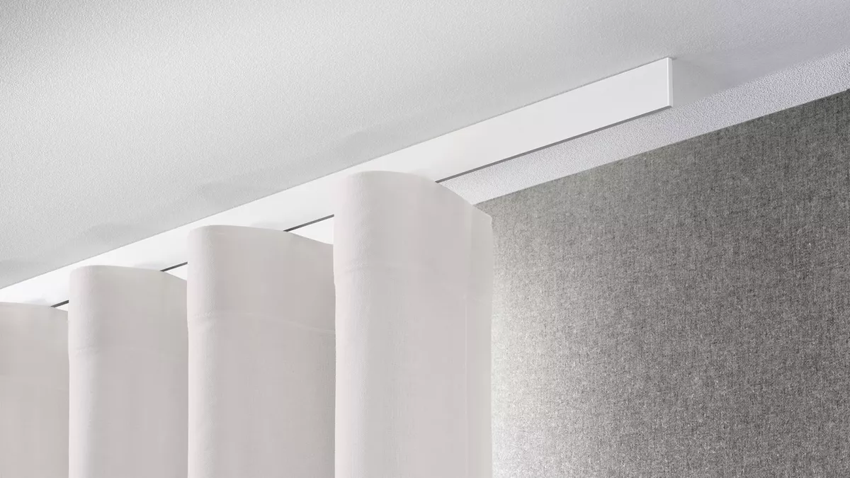 Interstil Gardinenstange Sphäre in der Farbe Schwarz matt an der Decke vor einem Fenster montiert