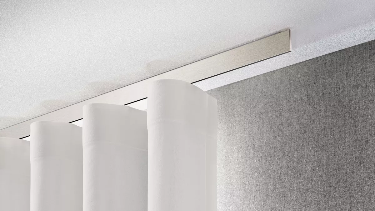 Interstil Gardinenstange Sphäre in der Farbe Edelstahl an der Decke vor einem Fenster montiert