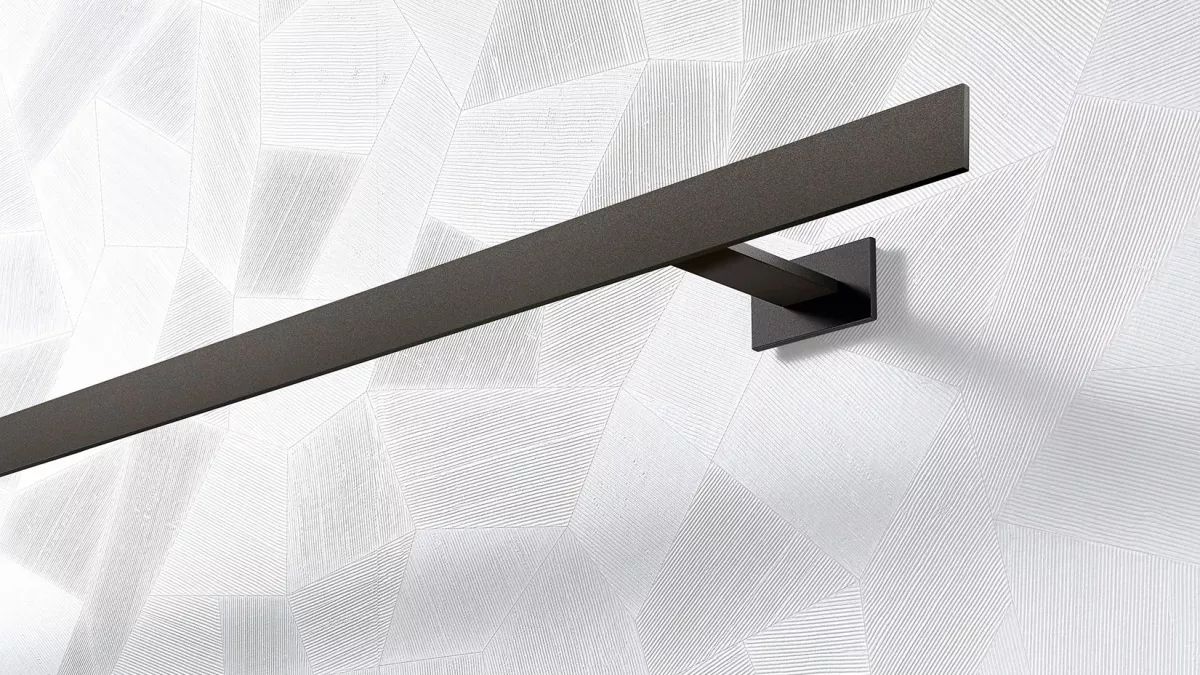 Interstil Gardinenstange Codex in der Farbe Anthrazit an einer gemusterten Wand vor einem Fenster montiert