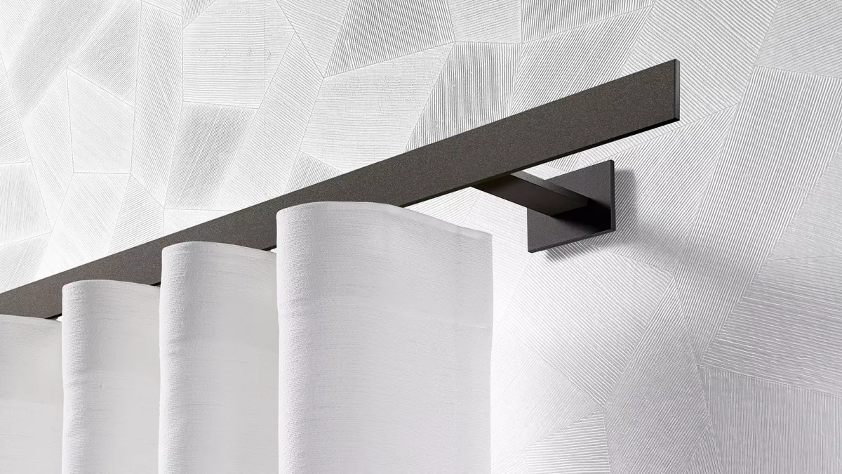 Interstil Gardinenstange Codex in der Farbe Anthrazit an der Wand montiert mit einem leichten Vorhang