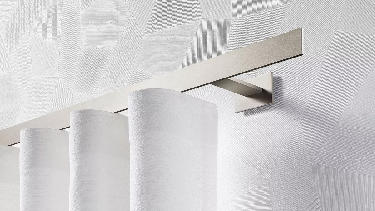 Interstil Gardinenstange Codex in der Farbe Edelstahl an der Wand montiert mit einem leichten Vorhang