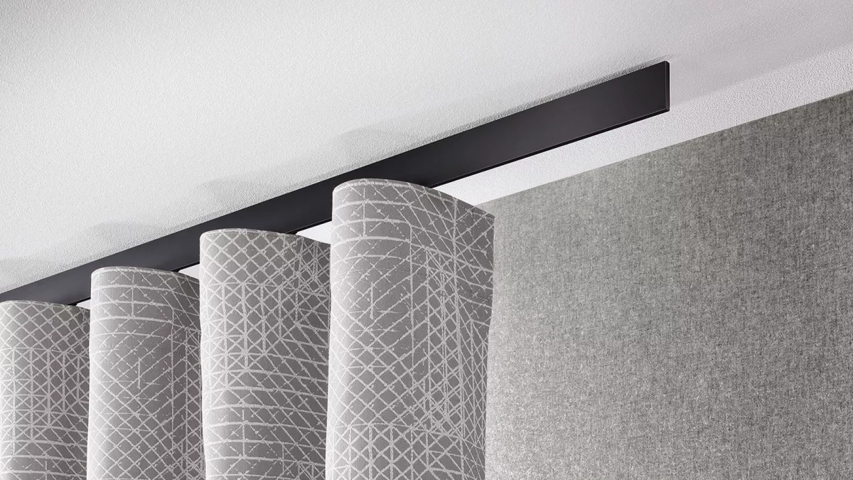 Interstil Gardinenstange Sphäre in der Farbe Weiss matt an der Decke vor einem Fenster montiert