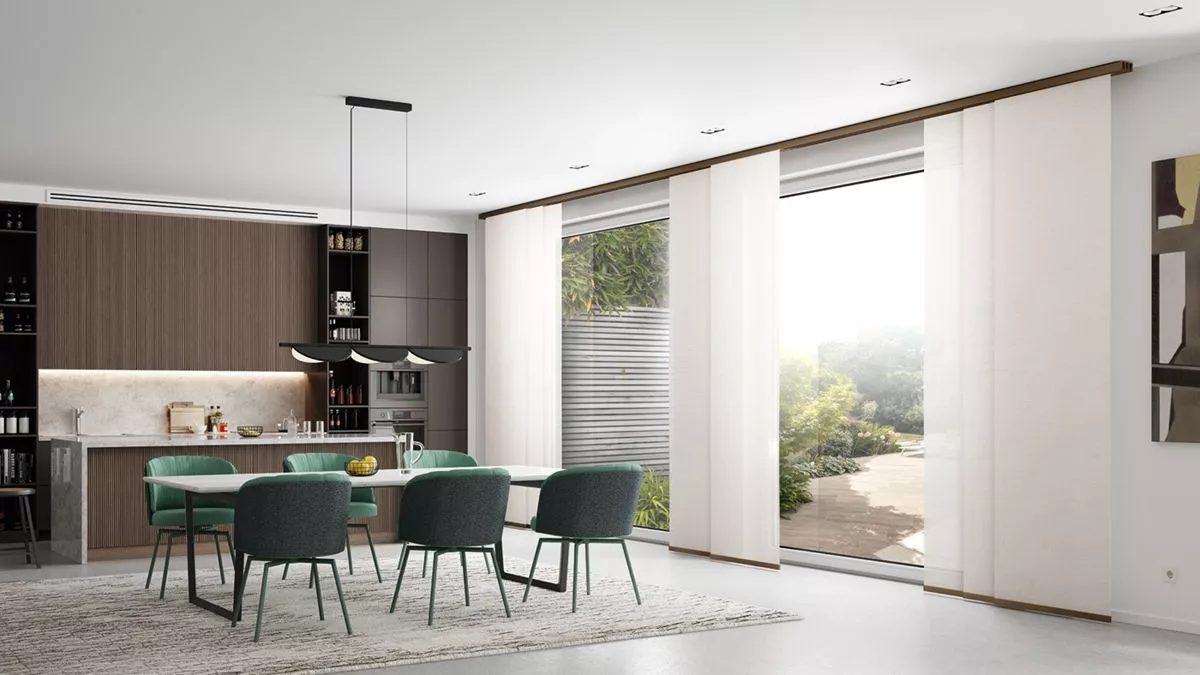 Flächenvorhangschiene F1 von Interstil in der Farbe Bronze an der Decke vor einem bodentiefen Fenster in einer modernen Küche montiert