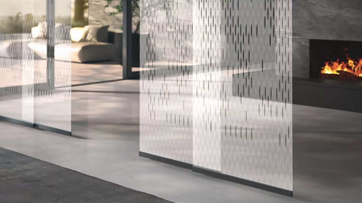 Aussenliegender Beschwerer F1 von Interstil in der Farbe Schwarz an transparenten Paneelen befestigt