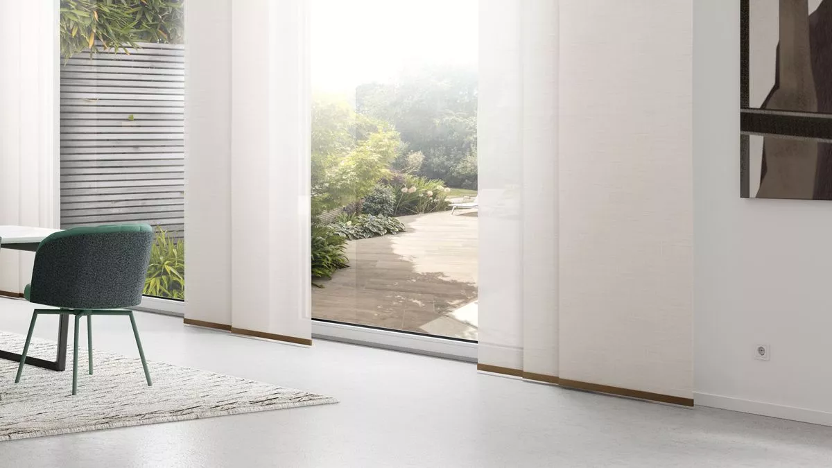 Aussenliegender Beschwerer F1 von Interstil in der Farbe Bronze an hellen, blickdichten Paneelen befestigt