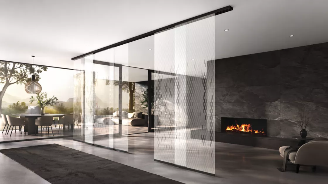 Flächenvorhangschiene F1 von Interstil in der Farbe Schwarz als Raumteiler an der Decke in einem modernen Wohnzimmer montiert