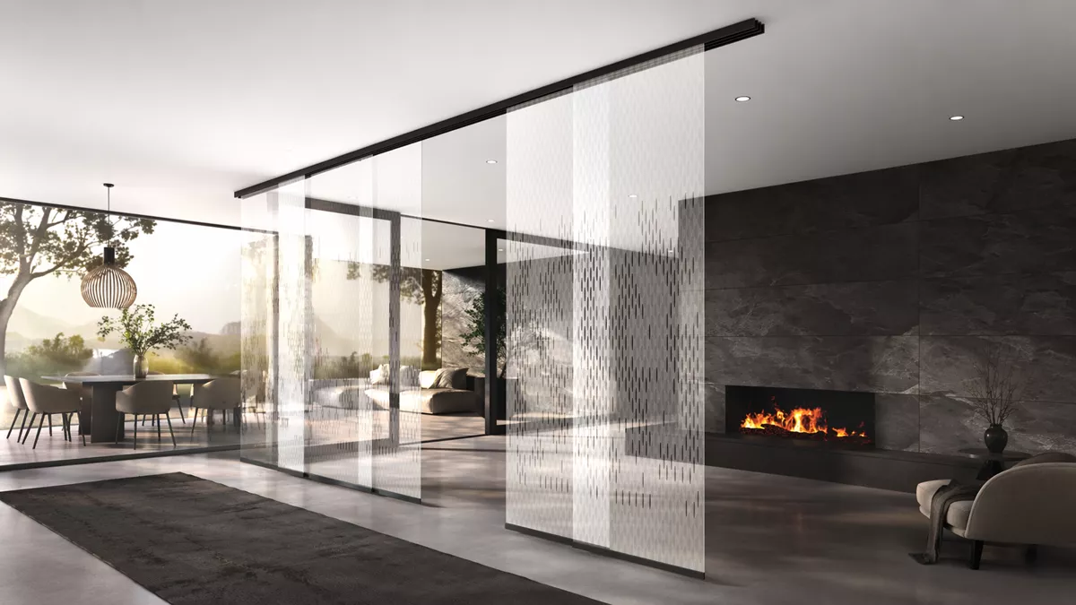 Flächenvorhangschiene F1 von Interstil in der Farbe Schwarz als Raumteiler an der Decke in einem modernen Wohnzimmer montiert