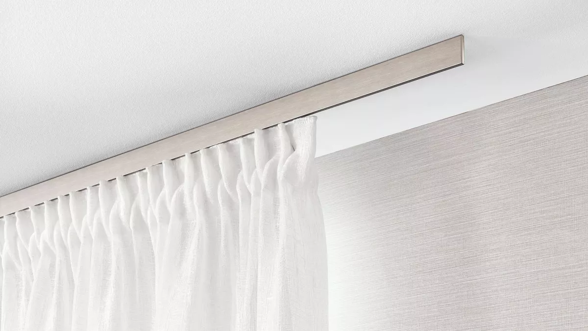 Interstil Gardinenstange Helix in der Farbe Nickel matt, an der Decke montiert mit einem weissen, leichten Vorhang