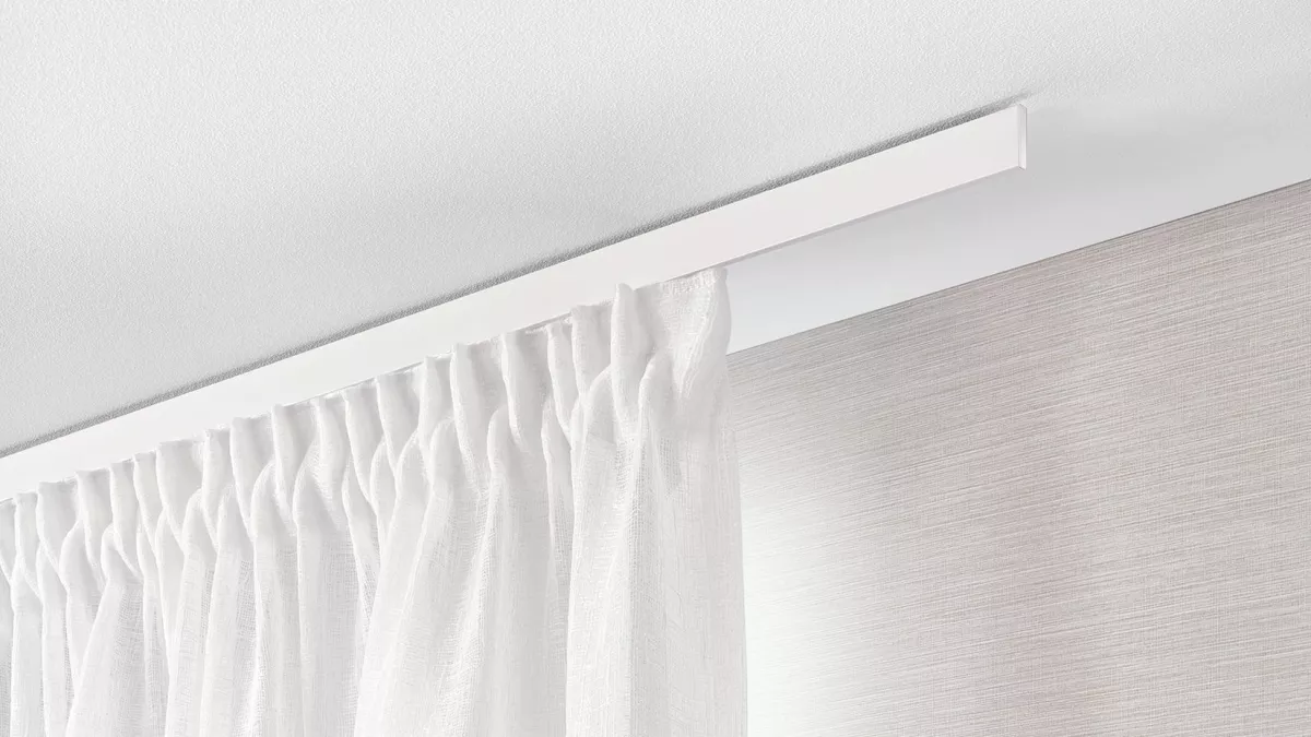 Interstil Gardinenstange Helix in der Farbe Weiss matt, an der Decke montiert mit einem weissen, leichten Vorhang