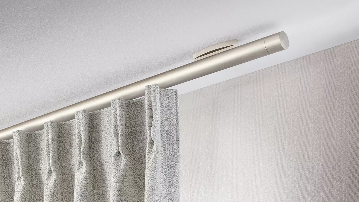 Interstil Gardinenstange Votum in der Farbe Nickel matt an der Decke vor einem Fenster montiert 