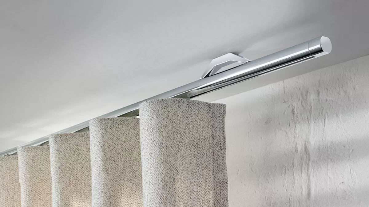 Interstil Gardinenstange Quantum-W in der Farbe Chrom an der Decke vor einem Fenster montiert