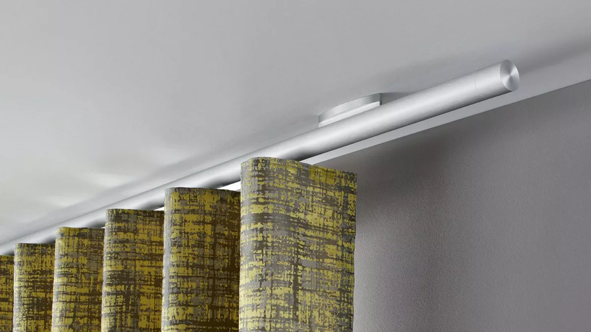 Interstil Gardinenstange Votum-W in der Farbe Chrom an der Decke vor einem Fenster montiert