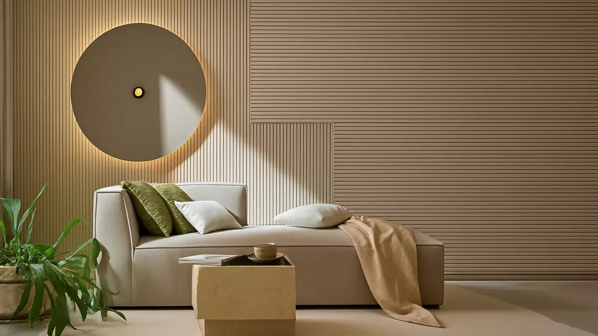 Schallabsorber Wand COVERZ LAUTLOZ living mit minimalistischer Filzstruktur und runder Wandleuchte