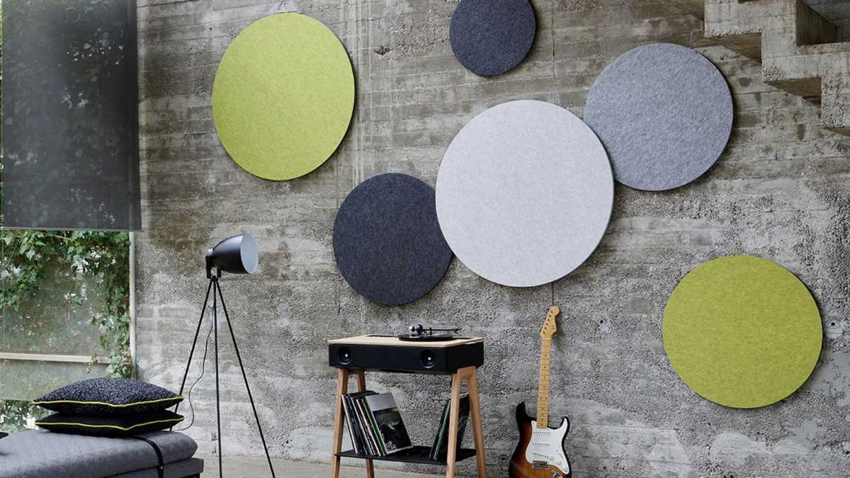 Runde, farbige Schallabsorber an einer Wand