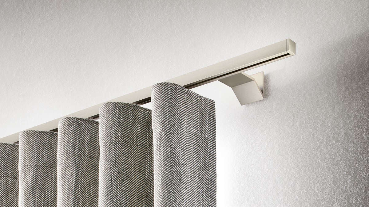 Interstil Gardinenstange Compact in der Farbe Nickel matt, an der Wand montiert, mit einem strukturierten Wellenvorhang