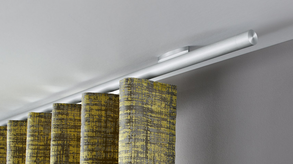 Interstil Gardinenstange Votum-W in der Farbe Chrom an der Decke vor einem Fenster montiert